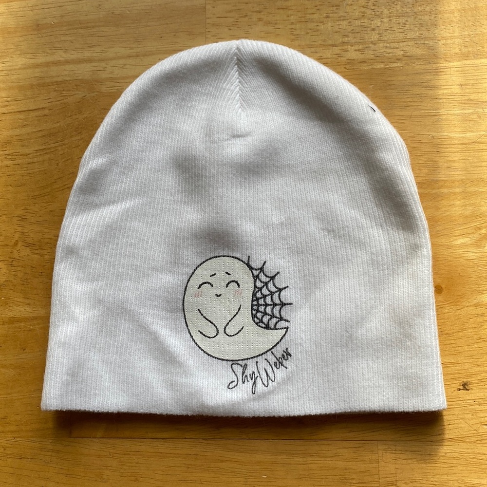 V! White Shy Weper Beanie style hat like new